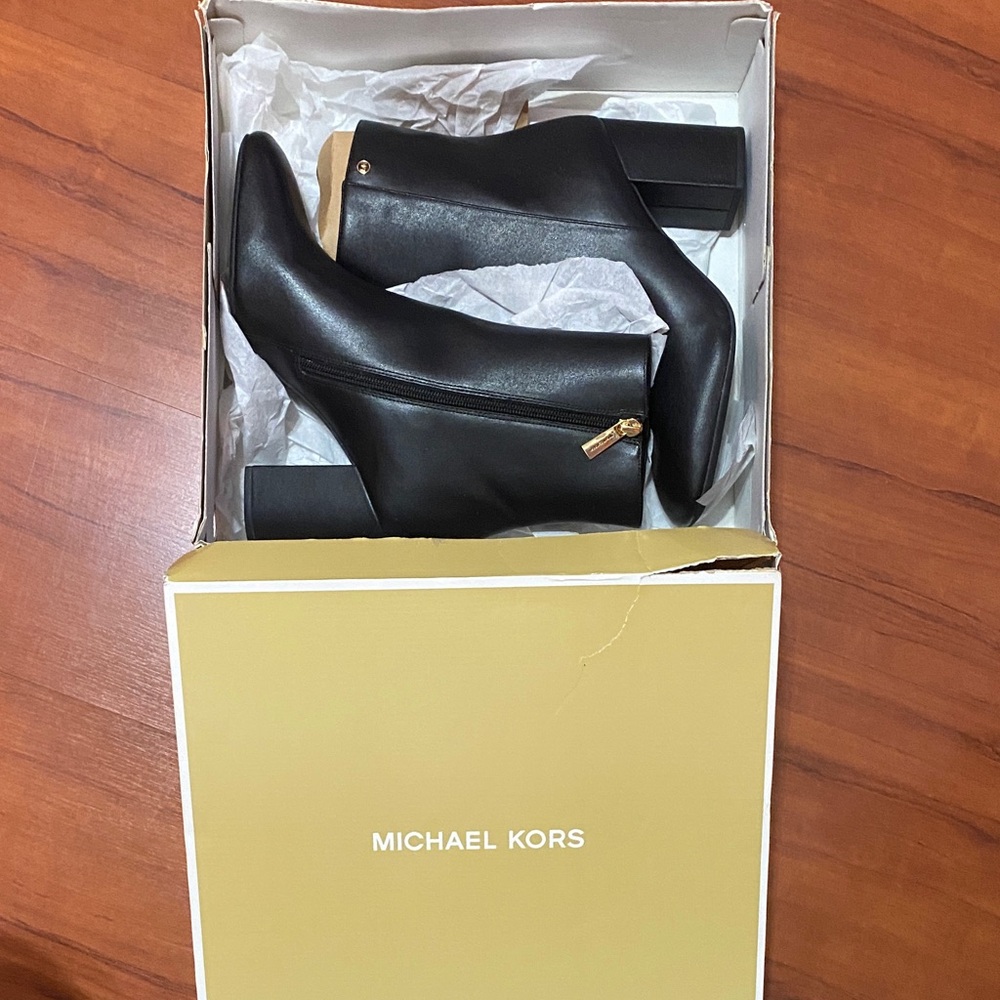 BRAND NEW Michael Kors Black Leather hazel flex bootie